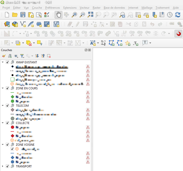 Modèle QGIS ouvert : couches affichées par ordre de priorité, couleurs et noms préconfigurés (noms floutés)